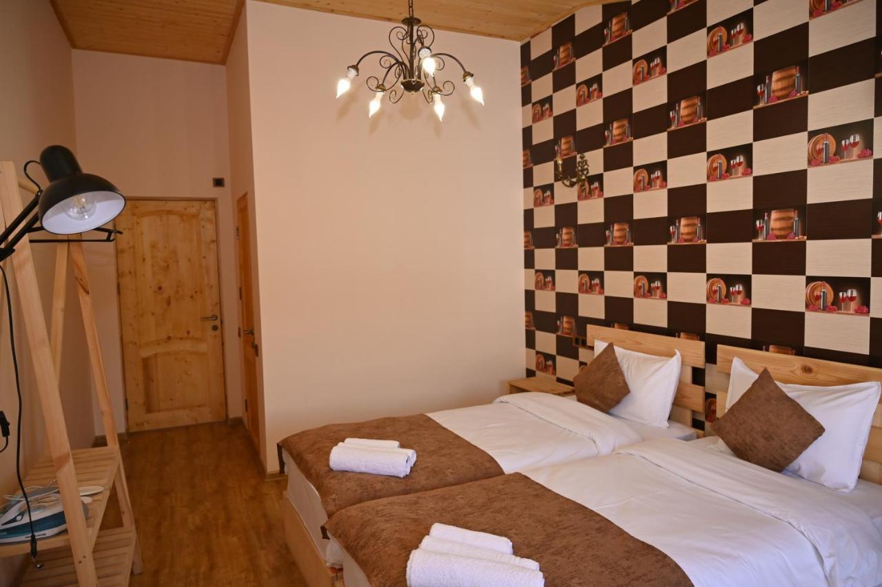 Berkri Gastro Yard & Guest House Yenokavan Bagian luar foto