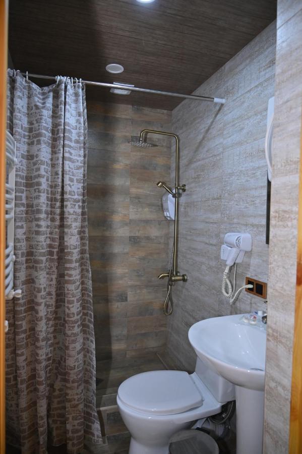 Berkri Gastro Yard & Guest House Yenokavan Bagian luar foto