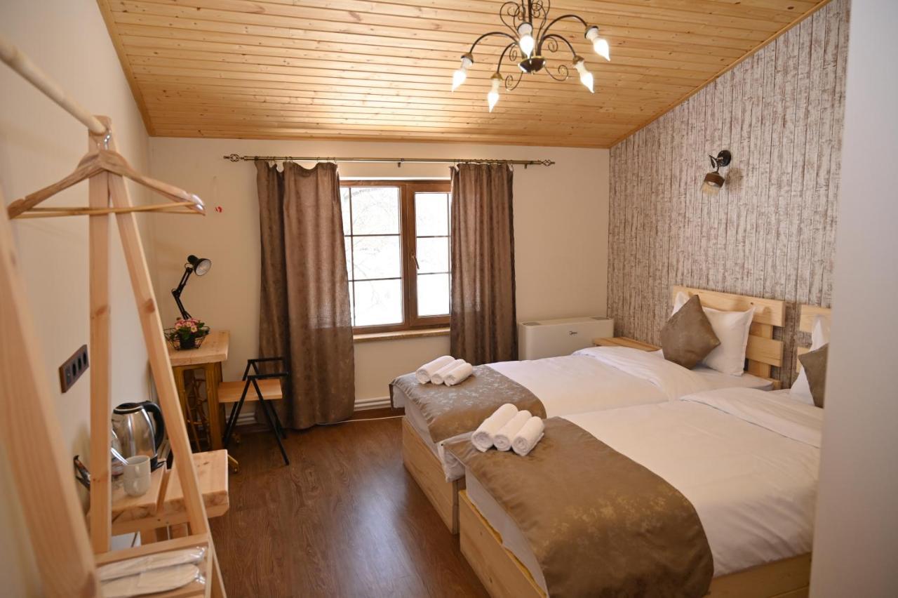 Berkri Gastro Yard & Guest House Yenokavan Bagian luar foto