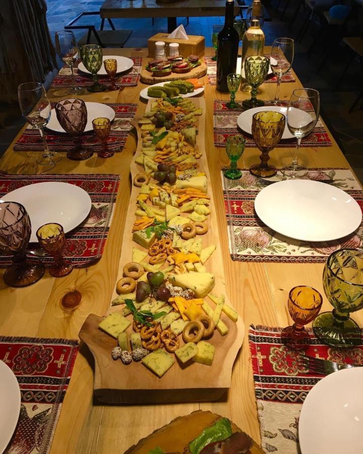 Berkri Gastro Yard & Guest House Yenokavan Bagian luar foto