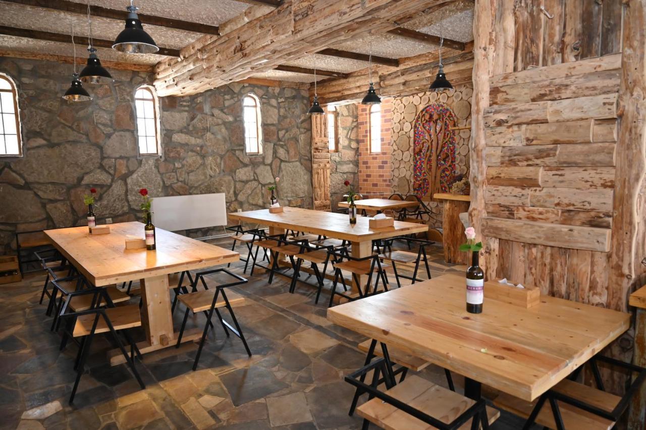 Berkri Gastro Yard & Guest House Yenokavan Bagian luar foto
