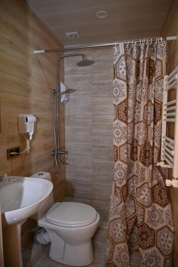 Berkri Gastro Yard & Guest House Yenokavan Bagian luar foto