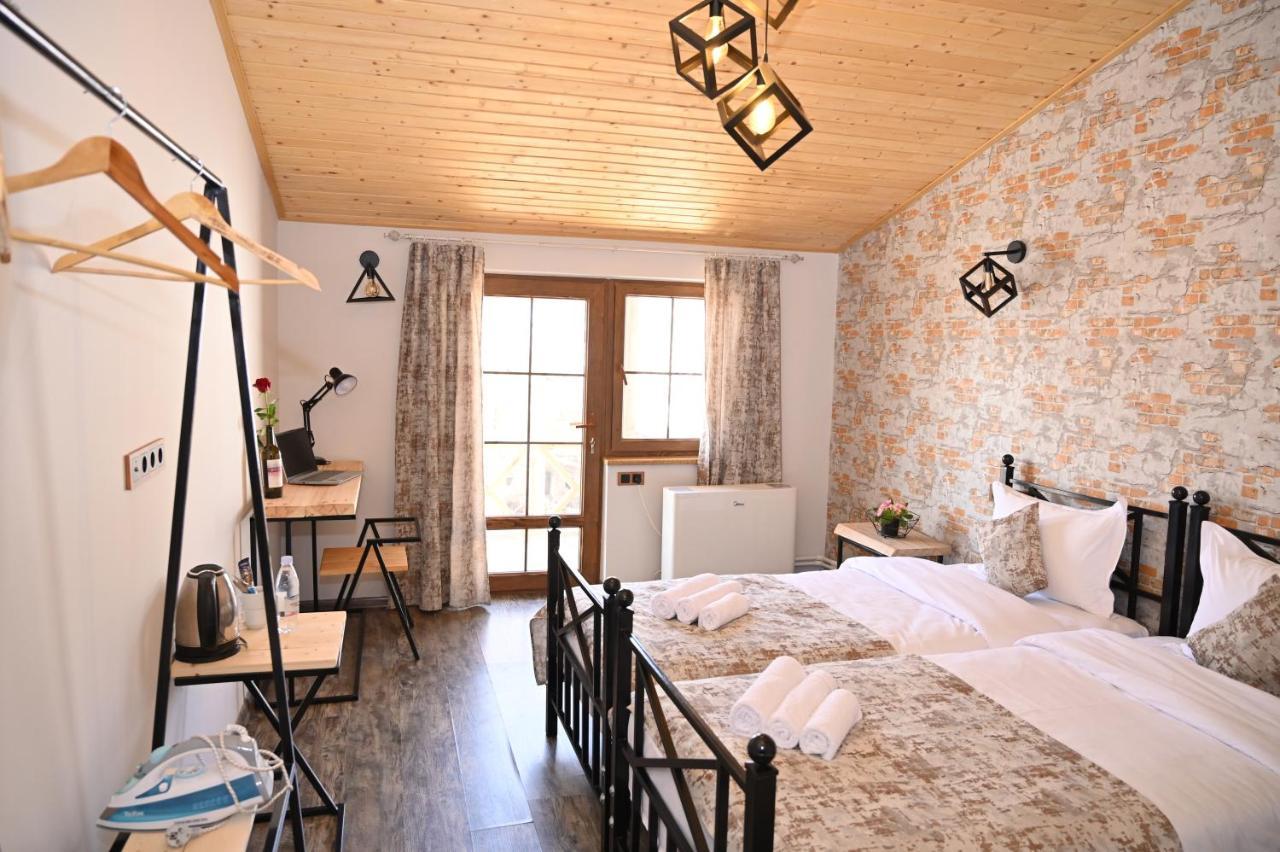 Berkri Gastro Yard & Guest House Yenokavan Bagian luar foto