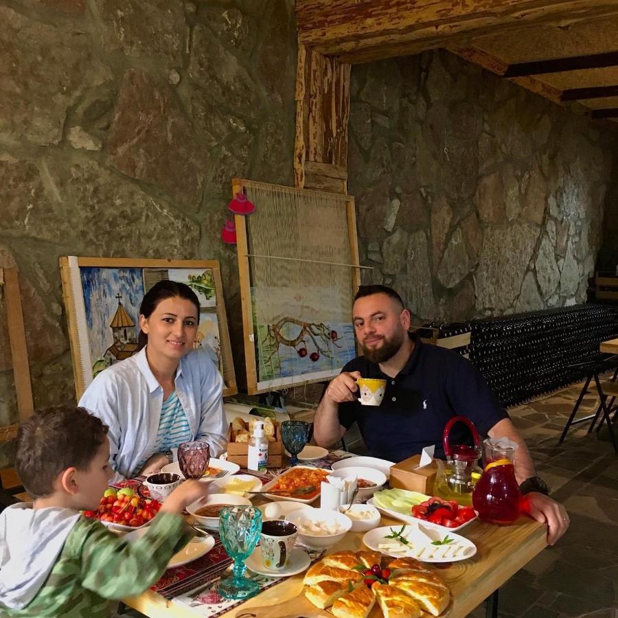 Berkri Gastro Yard & Guest House Yenokavan Bagian luar foto