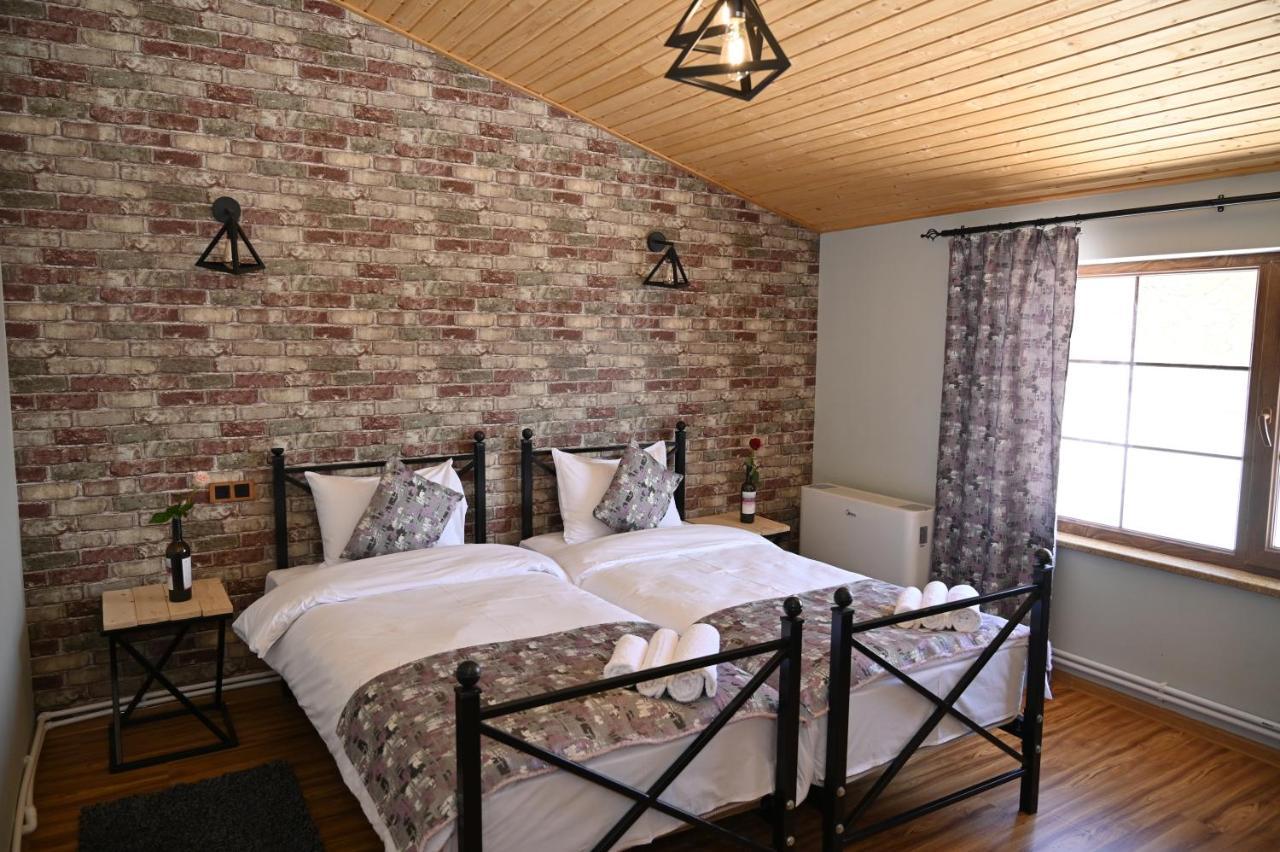 Berkri Gastro Yard & Guest House Yenokavan Bagian luar foto