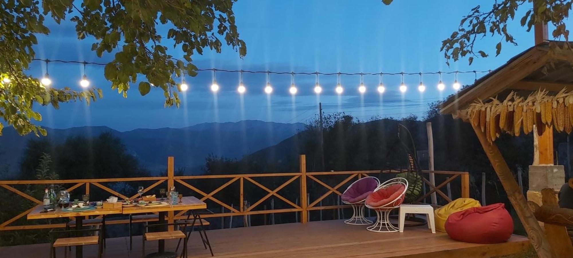 Berkri Gastro Yard & Guest House Yenokavan Bagian luar foto