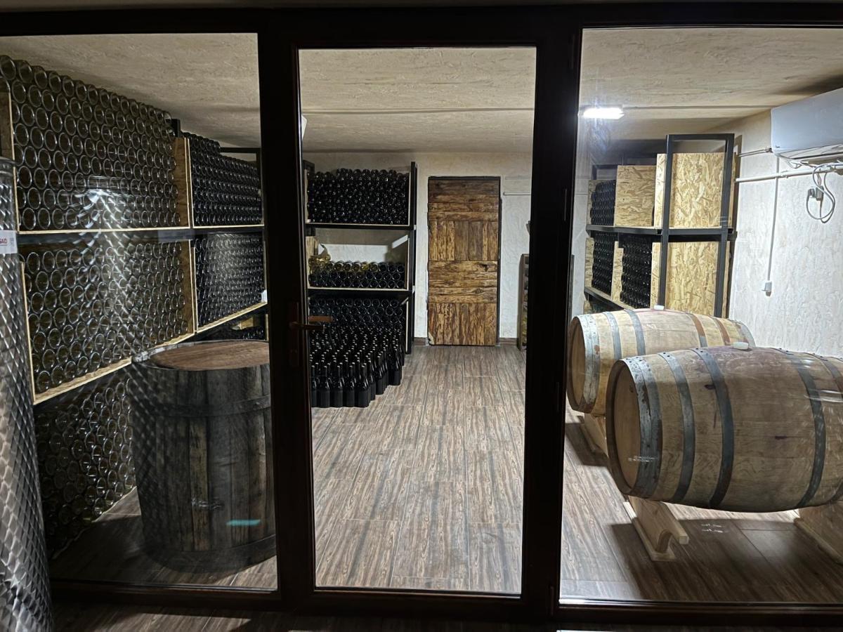 Berkri Gastro Yard & Guest House Yenokavan Bagian luar foto