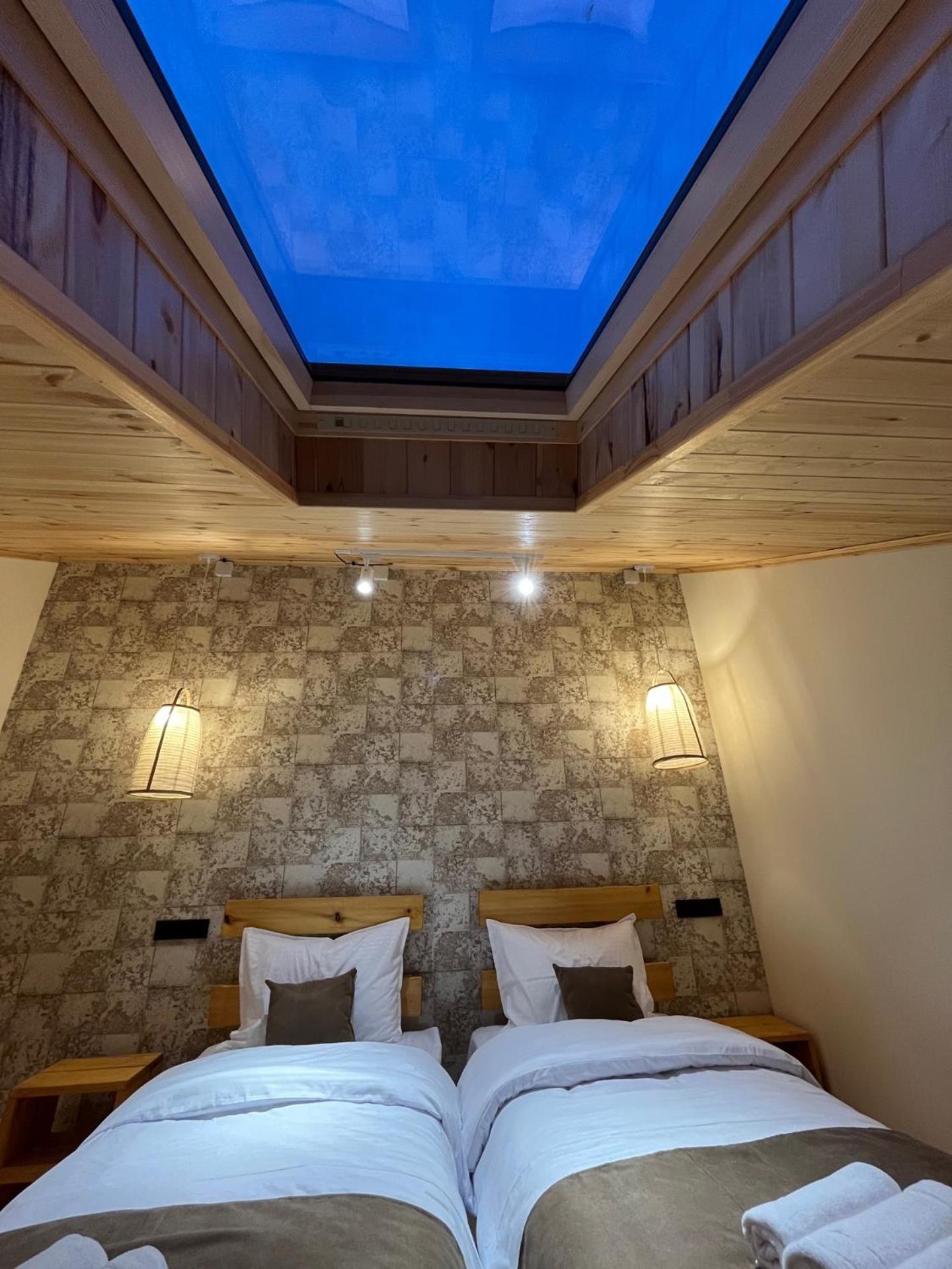 Berkri Gastro Yard & Guest House Yenokavan Bagian luar foto
