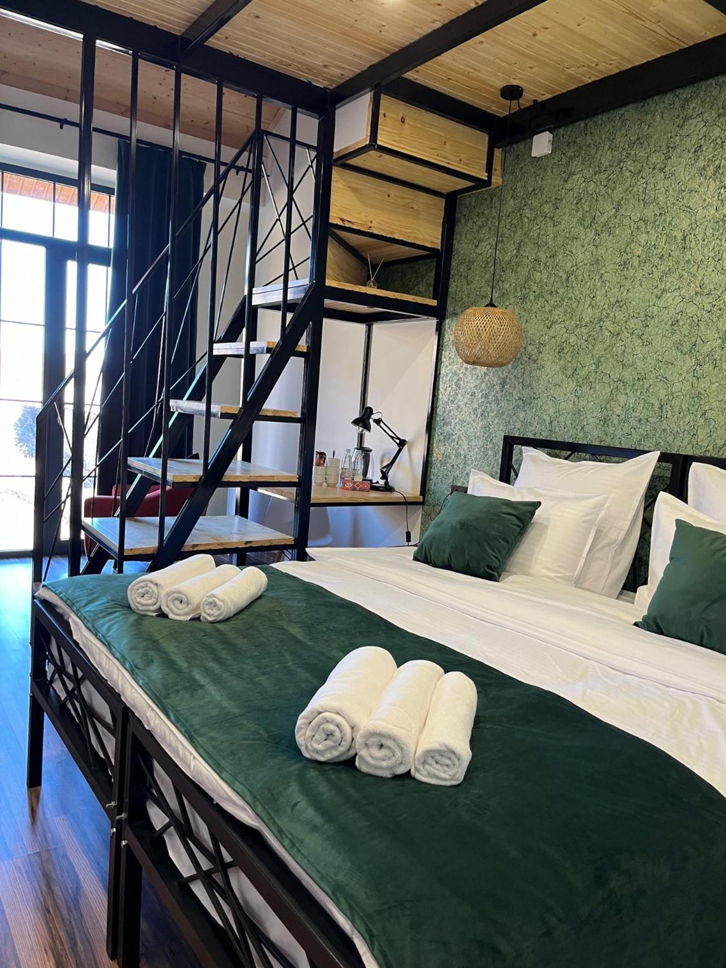 Berkri Gastro Yard & Guest House Yenokavan Bagian luar foto