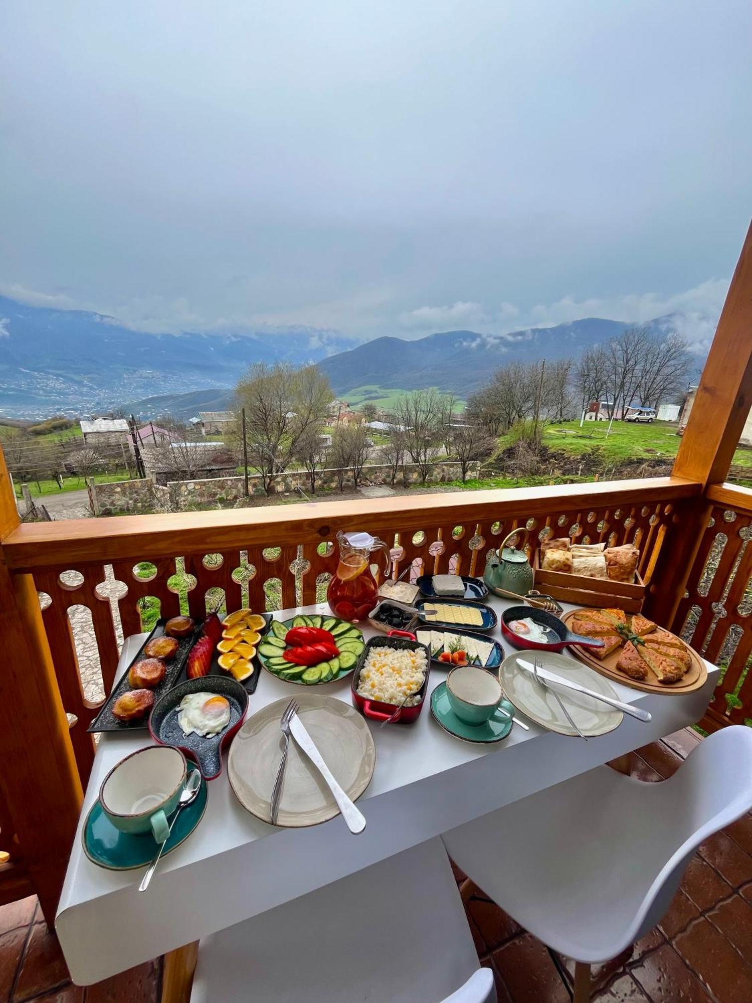 Berkri Gastro Yard & Guest House Yenokavan Bagian luar foto