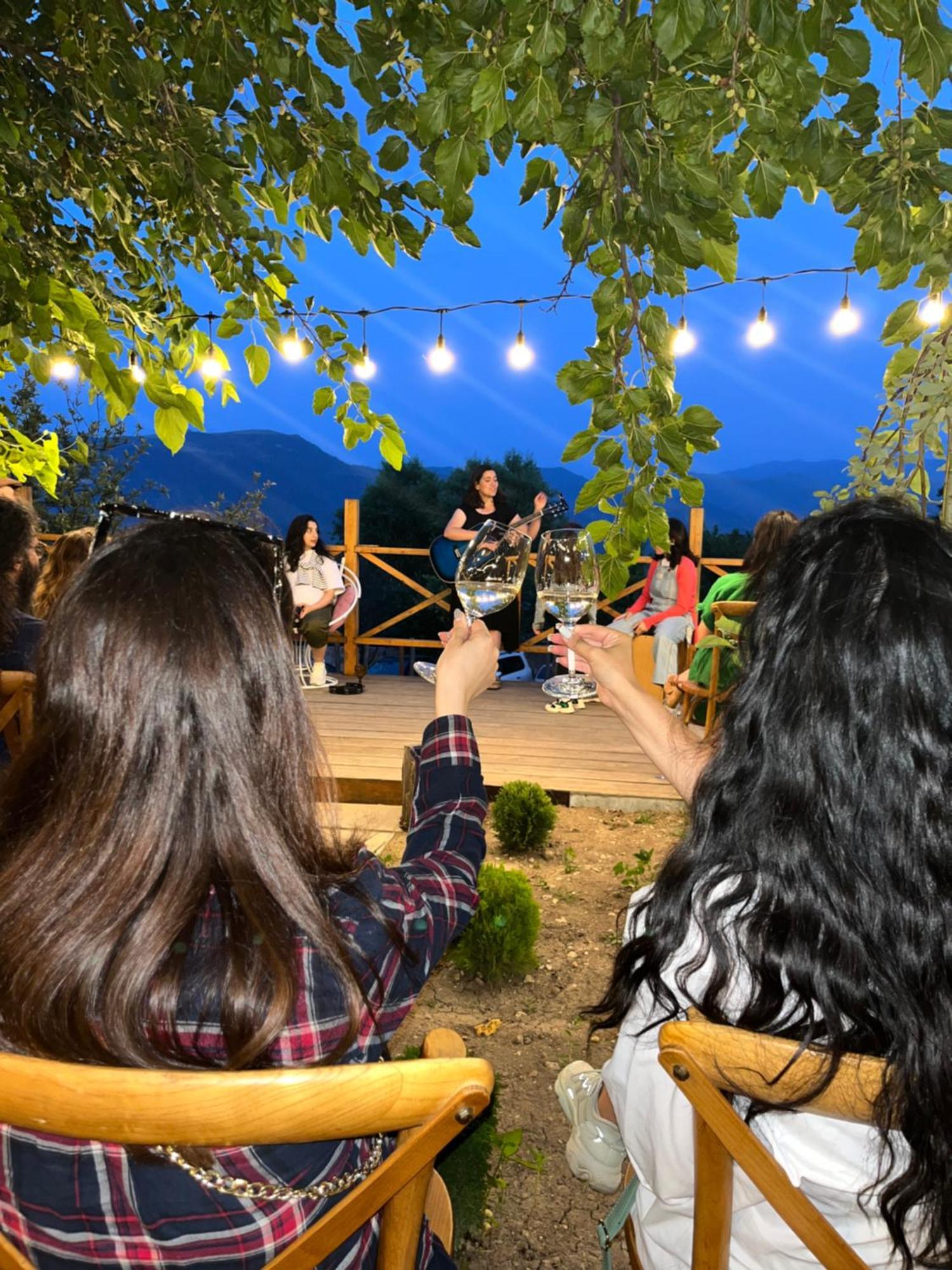 Berkri Gastro Yard & Guest House Yenokavan Bagian luar foto