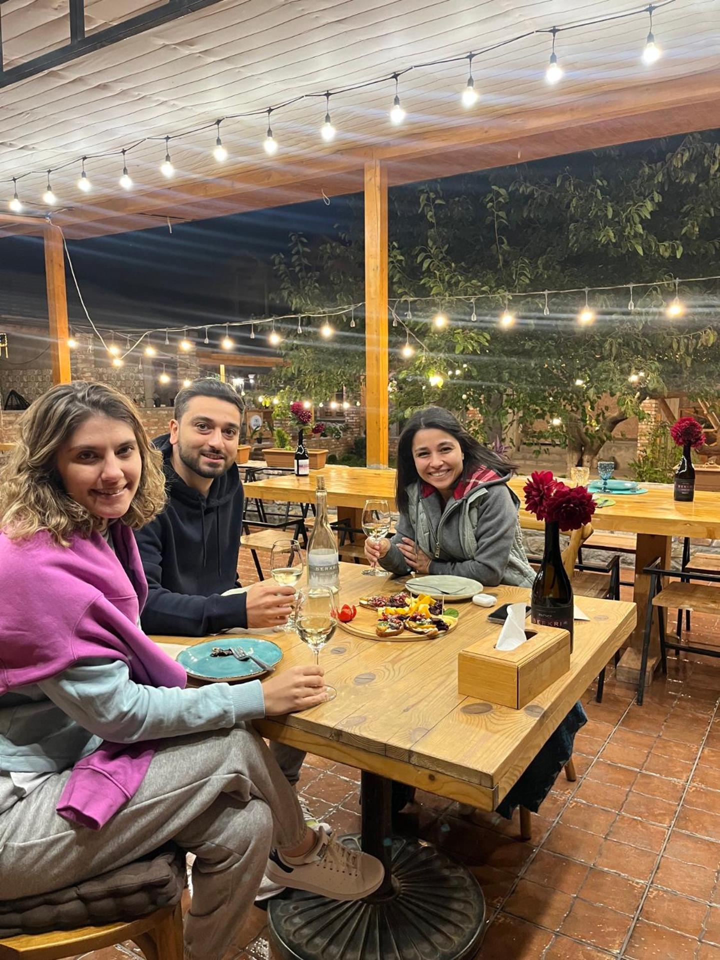 Berkri Gastro Yard & Guest House Yenokavan Bagian luar foto