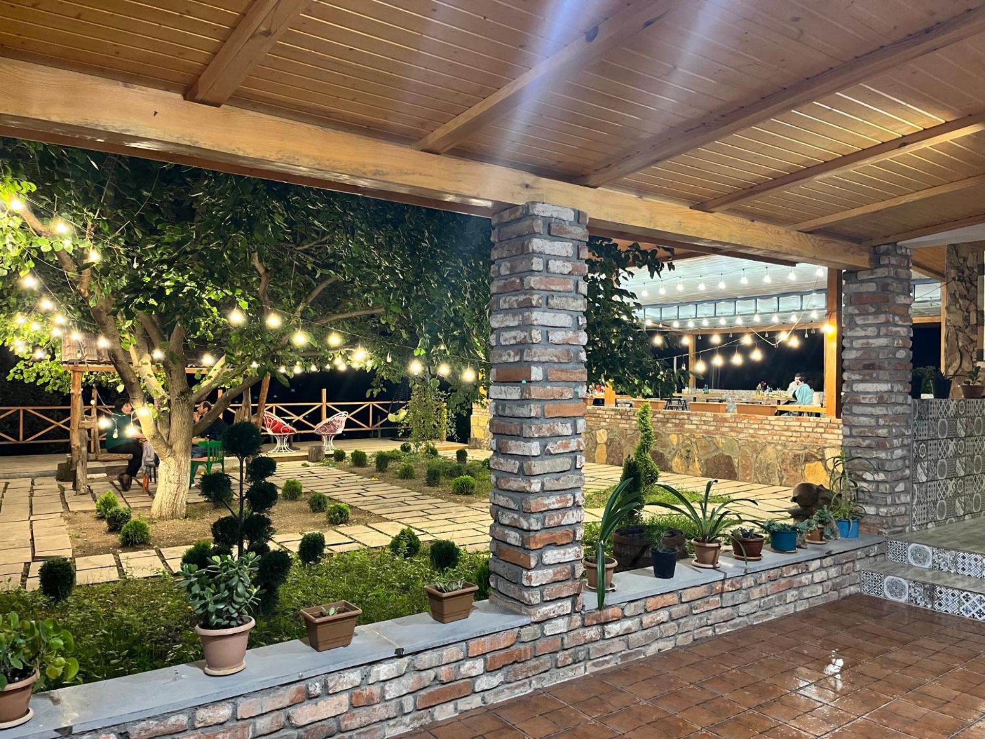 Berkri Gastro Yard & Guest House Yenokavan Bagian luar foto