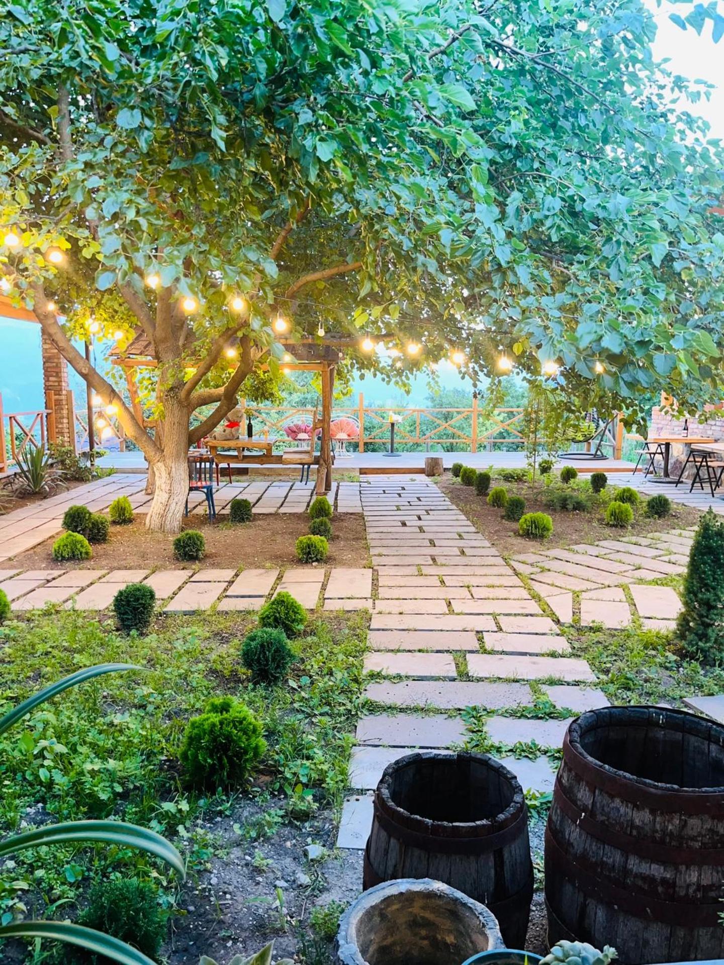 Berkri Gastro Yard & Guest House Yenokavan Bagian luar foto